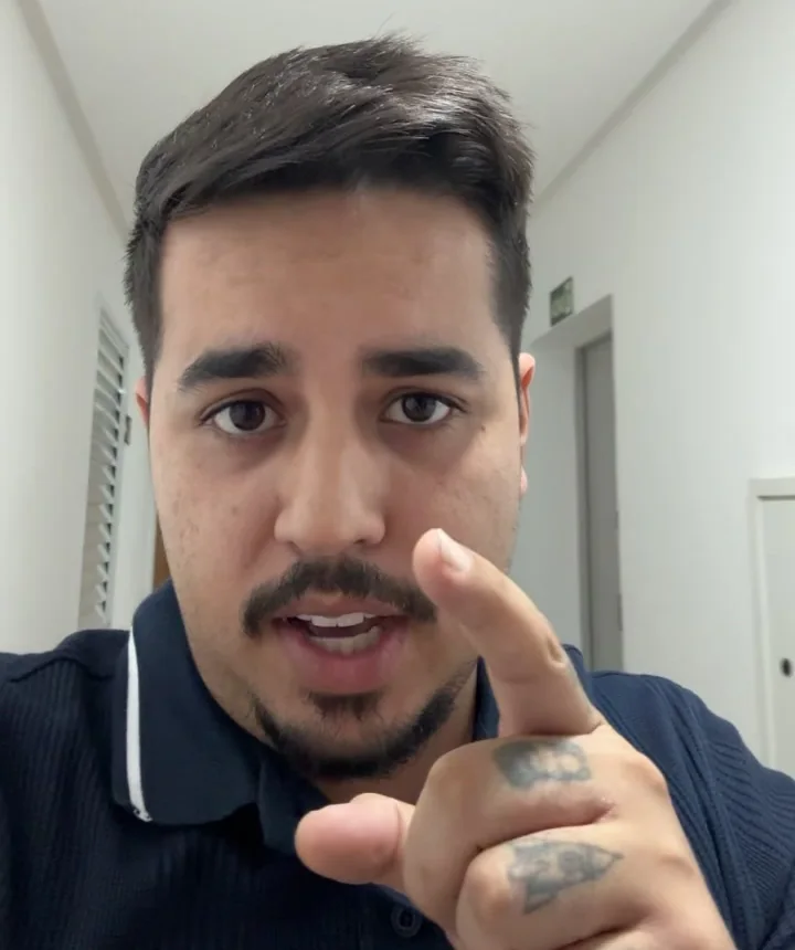 David Otoni apontando para a câmera